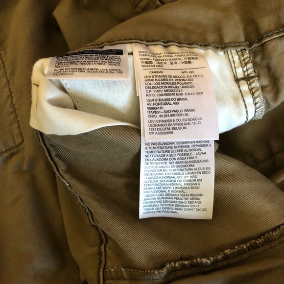 NWT LEVI'S CARGO SHORTS Belt Sz 38W Below The Knee - Picture 2 of 7